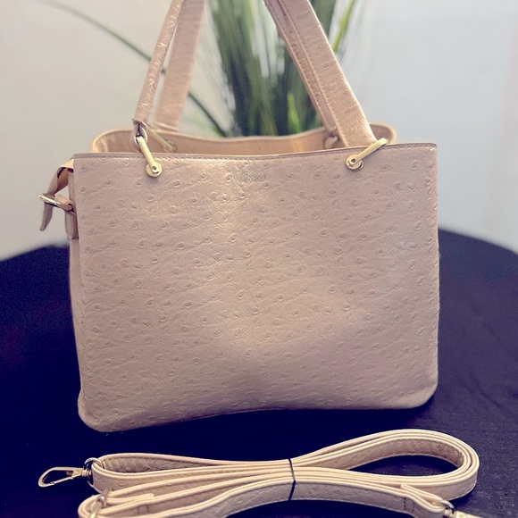 CROSSI Bag: Used Twice . Pink purse with beautiful detailed bows on the front.👜 - Picture 2 of 4